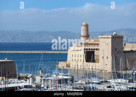 Fort Saint-Jean o Saint John's Fort, parte del Museo MUCEM all'ingresso del Vieux Port o porto vecchio di Marsiglia o Marsiglia Francia Foto Stock