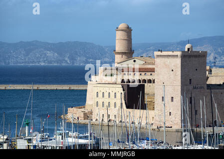 Fort Saint-Jean o Saint John's Fort, parte del Museo MUCEM all'ingresso del Vieux Port o porto vecchio di Marsiglia o Marsiglia Francia Foto Stock