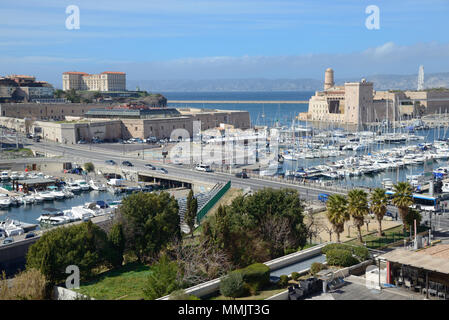 Fort Saint Jean e Marina all'ingresso del Vieux Port o porto vecchio di Marsiglia Provenza Foto Stock