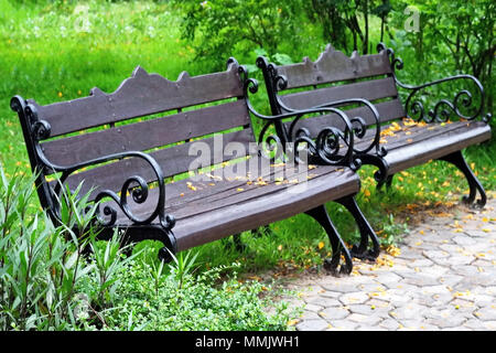 Banchi all'aperto nel parco della città Foto Stock