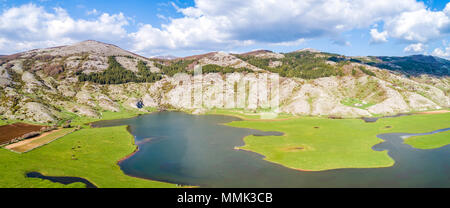 Veduta aerea del Lago di Rascino. Bellissimo altopiano di Rascino a Fiamignano in Italia. Foto Stock