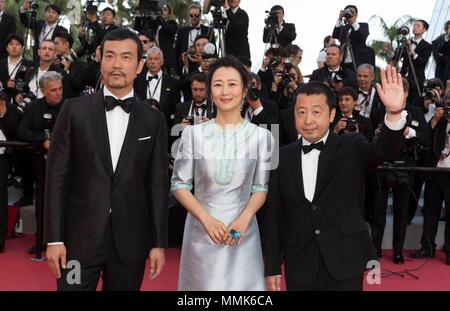 Cannes, Francia. 11 Maggio, 2018. Ventilatore Liao (l-r), Zhao Tao e direttore Jia Zhangke assistere alla premiere di " cenere è il bianco purissimo' durante la settantunesima Cannes Film Festival presso il Palais des Festivals a Cannes, Francia, il 11 maggio 2018. | Utilizzo di credito in tutto il mondo: dpa/Alamy Live News Foto Stock