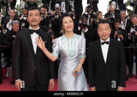 Cannes, Francia. 11 Maggio, 2018. Ventilatore Liao (l-r), Zhao Tao e direttore Jia Zhangke assistere alla premiere di " cenere è il bianco purissimo' durante la settantunesima Cannes Film Festival presso il Palais des Festivals a Cannes, Francia, il 11 maggio 2018. | Utilizzo di credito in tutto il mondo: dpa/Alamy Live News Foto Stock