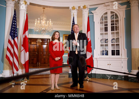 Washington, DC, Stati Uniti d'America. 11 Maggio, 2018. Stati Uniti Il segretario di Stato Mike Pompeo (R) e visita Ministro degli esteri canadese Chrystia Freeland parlare ai giornalisti prima del loro incontro presso il Dipartimento di Stato a Washington il 11 maggio 2018. Credito: Ting Shen/Xinhua/Alamy Live News Foto Stock