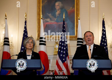 Washington, Stati Uniti d'America. 11 Maggio, 2018. Stati Uniti Il segretario di Stato Mike Pompeo (R) e visitare il Ministro degli Esteri sud coreano Kang Kyung-wha partecipare ad una conferenza stampa a Washington il 11 maggio 2018. Credito: Ting Shen/Xinhua/Alamy Live News Foto Stock