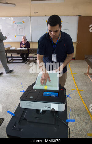 Baghdad in Iraq. Il 12 maggio 2018. Un elettore getta scrutinio in corrispondenza di una stazione di polling a Bagdad, capitale dell'Iraq, 12 maggio 2018. Iraq ha tenuto elezioni parlamentari del 12 maggio in cui 7.000 candidati hanno gareggiato per 329 posti a sedere. Credito: Meng Tao/Xinhua/Alamy Live News Foto Stock