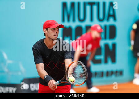 Madrid, Spagna, 11 maggio 2018. 11 Maggio, 2018. Ben McLachlan (JPN) Tennis : Ben McLachlan del Giappone durante raddoppia il 3° round match contro Pierre-Hugues Herbert e Nicolas MAHUT della Francia in ATP World Tour Masters 1000 Mutua Madrid Open torneo di tennis presso la Caja Magica a Madrid, Spagna, 11 maggio 2018 . Credito: Mutsu Kawamori/AFLO/Alamy Live News Foto Stock