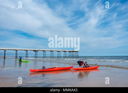 I canoisti si dirigono da Saltburn per il mare, North Yorkshire, Inghilterra, Regno Unito. Foto Stock