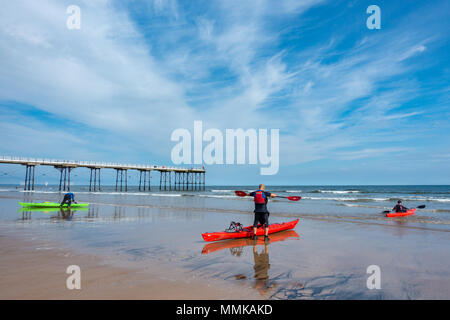 I canoisti si dirigono da Saltburn per il mare, North Yorkshire, Inghilterra, Regno Unito. Foto Stock