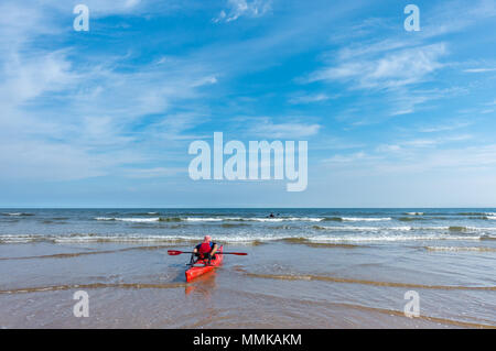 I canoisti si dirigono da Saltburn per il mare, North Yorkshire, Inghilterra, Regno Unito. Foto Stock