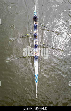 Il sovraccarico o birdseye vista della barca a remi, fiume Severn Shrewsbury REGNO UNITO Foto Stock