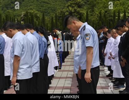 Wenchuan, cinese della provincia di Sichuan. Il 12 maggio 2018. Persone in lutto durante una cerimonia commemorativa segna il decimo anniversario del Wenchuan terremoto a Yingxiu Township della contea di Wenchuan, a sud-ovest della Cina di provincia di Sichuan, 12 maggio 2018. Una grandezza 8 terremoto ha colpito la contea di Wenchuan del 12 maggio 2008, lasciando più di 69.000 morti, feriti 374,000, 18.000 mancante e milioni di senzatetto. Credito: Liu Kun/Xinhua/Alamy Live News Foto Stock