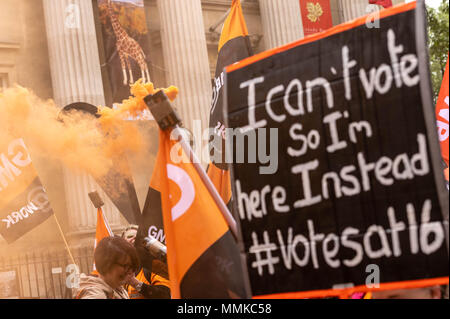 Londra, Regno Unito. Il 12 maggio 2018. TUC marzo a Londra con il fumo delle bombe essendo posto sulla sommità del credito banner Ian Davidson/Alamy Live News Foto Stock