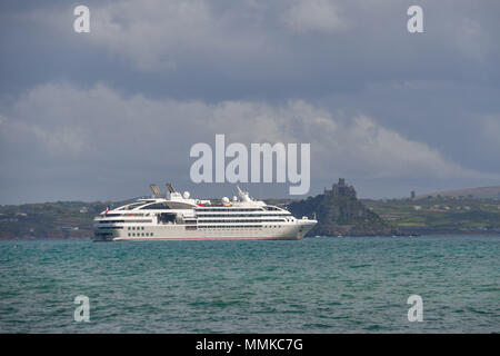 Penzance, Cornwall, Regno Unito. Il 12 maggio 2018. Regno Unito Meteo. È stato un mix di sole e docce per i visitatori il francese dalla nave da crociera Le Soleal che era ancorata in Mounts Bay questo pomeriggio, vicino a Penzance. Credito: Simon Maycock/Alamy Live News Foto Stock