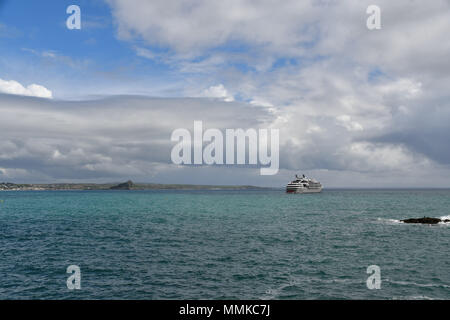 Penzance, Cornwall, Regno Unito. Il 12 maggio 2018. Regno Unito Meteo. È stato un mix di sole e docce per i visitatori il francese dalla nave da crociera Le Soleal che era ancorata in Mounts Bay questo pomeriggio, vicino a Penzance. Credito: Simon Maycock/Alamy Live News Foto Stock