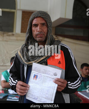 A Kabul, Afghanistan. Il 12 maggio 2018. Un uomo afgano mostra la sua informazione di identità dopo la registrazione a un elettore centro di registrazione a Kabul, capitale dell'Afghanistan, 12 maggio 2018. Le elezioni afghane Commission (IEC) ha esteso la registrazione degli elettori per il lungo ritardo parlamentare e consigli di distretto' elezioni previste per ottobre in 20, per consentire più elettori eleggibili per registrare, il CEI detto venerdì. Credito: Rahmat Alizadah/Xinhua/Alamy Live News Foto Stock