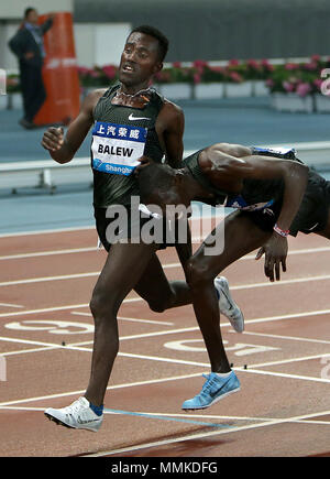 Shanghai, Cina. Il 12 maggio 2018. La Bahrain Birhanu Balew (L) compete durante gli uomini 5000m gara a 2018 IAAF Diamond League a Shanghai in Cina orientale, 12 maggio 2018. Birhanu Balew rivendicato il titolo dell'evento in un tempo di 13:09.64. Credit: ventola Jun/Xinhua/Alamy Live News Foto Stock