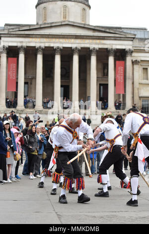Trafalgar Square, Londra, Regno Unito. Il 12 maggio 2018. Morris ballerini da tutta l'Inghilterra unisciti al Westminster Morris persone per un giorno di danza. Credito: Matteo Chattle/Alamy Live News Foto Stock