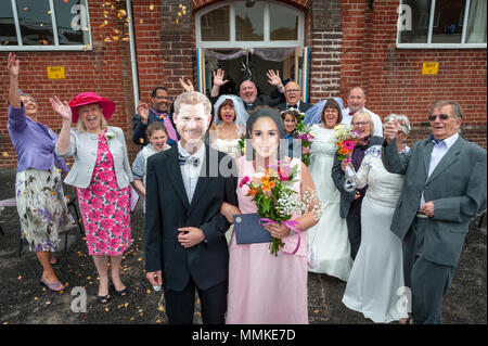 I residenti di stoppino in Littlehampton, West Sussex, Regno Unito celebrare le nozze reali tra il principe Harry e Meghan Markle prendendo parte ad un Royal Wedding sfida. Durante la sfida, i concorrenti hanno dovuto fare una torta di nozze, dress up e applicare il trucco mentre blindfolded o avere le mani legate insieme. Nella foto: la popolazione locale il tifo per la coppia vincente. Foto Stock