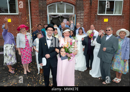 I residenti di stoppino in Littlehampton, West Sussex, Regno Unito celebrare le nozze reali tra il principe Harry e Meghan Markle prendendo parte ad un Royal Wedding sfida. Durante la sfida, i concorrenti hanno dovuto fare una torta di nozze, dress up e applicare il trucco mentre blindfolded o avere le mani legate insieme. Nella foto: la popolazione locale il tifo per la coppia vincente. Foto Stock