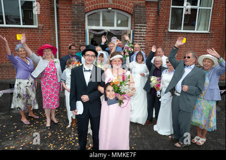 I residenti di stoppino in Littlehampton, West Sussex, Regno Unito celebrare le nozze reali tra il principe Harry e Meghan Markle prendendo parte ad un Royal Wedding sfida. Durante la sfida, i concorrenti hanno dovuto fare una torta di nozze, dress up e applicare il trucco mentre blindfolded o avere le mani legate insieme. Nella foto: la popolazione locale il tifo per la coppia vincente. Foto Stock