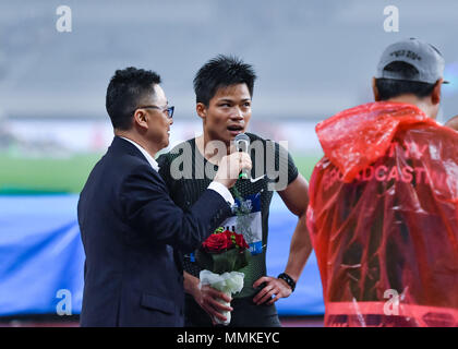 Shanghai, Cina. Il 12 maggio 2018. Shanghai, Cina. Il 12 maggio 2018. Su Bingtian (CHN) ha dato la media intervista dopo la vittoria degli uomini 100M durante il 2018 Shanghai IAAF Diamond League: Uomini 100m a Shanghai Stadium Sabato, 12 maggio 2018. SHANGHAI, Cina. Credito: Taka G Wu Credito: Taka Wu/Alamy Live News Credito: Taka Wu/Alamy Live News Foto Stock