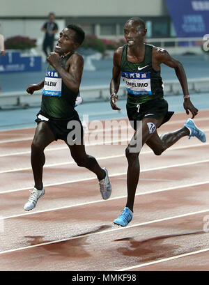 Shanghai, Cina. Il 12 maggio 2018. La Bahrain Birhanu Balew (L) e Paolo Chelimo degli Stati Uniti competere durante gli uomini 5000m gara a 2018 IAAF Diamond League a Shanghai in Cina orientale, 12 maggio 2018. Birhanu Balew rivendicato il titolo dell'evento in un tempo di 13:09.64. Credit: ventola Jun/Xinhua/Alamy Live News Foto Stock