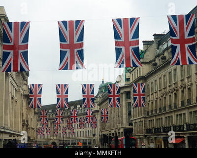 Londra, Regno Unito. Il 12 maggio 2018. - Unione bandiere è appeso sopra LondonÕs Regent Street davanti al Royal Wedding del principe Harry e Meghan Markle il 19 maggio 2018 a alla cappella di San Giorgio nel Castello di Windsor. Roamwithrakhee credito /Alamy Live News Foto Stock