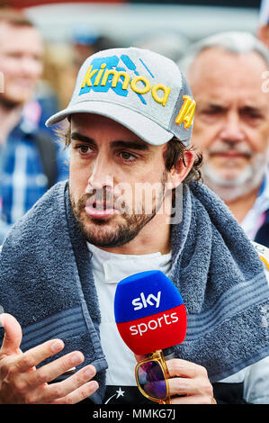 Barcellona, Spagna. Il 12 maggio 2018. Fernando Alonso del team Mclaren di colloqui con i supporti durante la sessione di qualifica di giorno. Credito: Pablo Guillen Alamy News Foto Stock