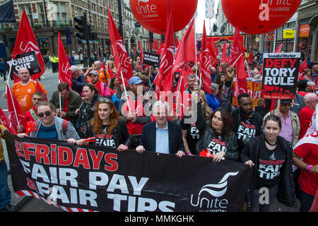 Londra, Regno Unito. Il 12 maggio 2018. TUC Marzo e Rally. Migliaia marzo a Londra per chiedere "una nuova trattativa per il lavoro le persone' in questa dimostrazione organizzata dai sindacati del Congresso. Dimostranti formata fino a Victoria Embankment e hanno marciato al loro rally in Hyde Park. Ombra del lavoro Chancelor John McDonnell marciato dietro il Unite Fridayâ€™s equa retribuzione banner. Credito: Stephen Bell/Alamy Live News Foto Stock