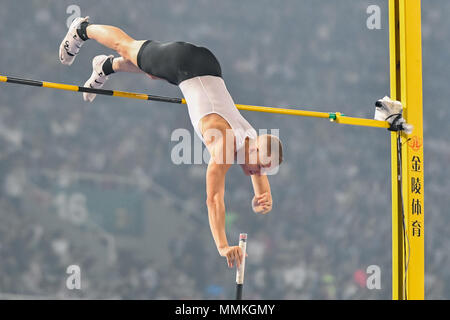 Shanghai, Cina. Il 12 maggio 2018. Sam Kendricks (USA) in acetone durante 2018 Shanghai IAAF Diamond League: uomini Pole Vault a Shanghai Stadium Sabato, 12 maggio 2018. SHANGHAI, Cina. Credito: Taka G Wu Credito: Taka Wu/Alamy Live News Foto Stock