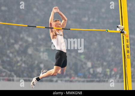 Shanghai, Cina. Il 12 maggio 2018. Sam Kendricks (USA) in acetone durante 2018 Shanghai IAAF Diamond League: uomini Pole Vault a Shanghai Stadium Sabato, 12 maggio 2018. SHANGHAI, Cina. Credito: Taka G Wu Credito: Taka Wu/Alamy Live News Foto Stock