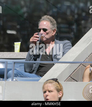 NEW YORK - 05 settembre: Lindsey Buckingham orologi il giorno sette del 2010 U.S. Aprire presso l'USTA Billie Jean King National Tennis Center il 5 settembre 2010 nel quartiere di lavaggio del Queens borough di New York City. La Williams ha sconfitto il peer 7-6(3), 6-3. Persone: Lindsey Buckingham Foto Stock