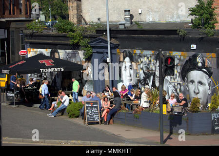 Glasgow, Scotland, Regno Unito 12 maggio.UK Meteo::Rubinetti Aff estate meteo appare in città come la gente del posto e i turisti godere della calda giornata vicino a gorbals Clutha pub tristemente famoso per il suo elicottero incidente gode la giornata calda nella parte anteriore del suo memoriale al famoso ex patroni.. Gerard Ferry/Alamy news Credito: gerard ferry/Alamy Live News Foto Stock