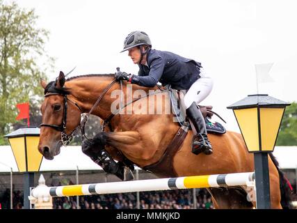 Windsor, Regno Unito. Il 12 maggio 2018. Showjumping. Regno del Bahrein picchetti per la Coppa del Re. Lauren equitazione di Hough Waterford.USA.12/05/2018. Credito: Sport In immagini/Alamy Live News Foto Stock