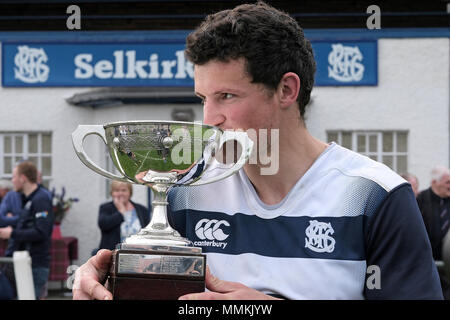 Selkirk, Scotland, Regno Unito. Il 12 maggio 2018. Selkirk RFC, Philiphaugh, UK. 12.Maggio.2018. Re della 7s - Vincente a Selkirk Selkirk capitano della squadra, Ross Nixon, vittorioso dopo un chiodo di mordere finale di 12 punti a 7 contro Melrose alla 95Riproduzione del Selkirk Sevens, a Philiphaugh, Selkirk sabato 12 maggio 2018. Con i team di frontiere, Melrose, Selkirk, Scotland, Regno Unito. Il 12 maggio 2018. Hawick, Jedforest, a Kelso, Peebles, Gala Langholm, così come i lati della città, Watsonians e Edin Accies (Foto: Rob grigio) Credito: Rob grigio/Alamy Live News Foto Stock