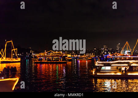 Sydney, Australia - 1 Gennaio 2015: sfilata di barche che riflette nella baia di Sydney dopo i fuochi d'artificio a mezzanotte della vigilia di capodanno 2015, girato da una barca Foto Stock