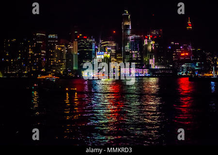 Sydney, Australia - 1 Gennaio 2015: grattacieli della skyline di Sydney che riflette nella baia prima i fuochi d'artificio a mezzanotte della vigilia di capodanno 2015, Foto Stock