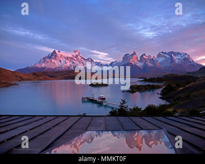 Alba sul Torres del Paine si riflette sul tetto del Hotel Explora Patagonia Foto Stock