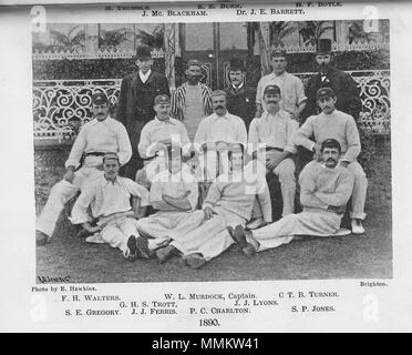 . Inglese: scansione del 1890 nazionale australiano di cricket bancata posteriore (l-r) Hugh Trumble, Jack Blackham, Kenneth Burn, Jack Barrett, Harry Boyle fila centrale (l-r) Francesco Walters, Harry Trott, Billy Murdoch (capitano), Jack Lyons, Charles Turner fila anteriore (l-r) Syd Gregorio, John Ferris Percie Charlton, Sammy Jones . 1896. Foto di E Hawkins di Brighton 11 1890 nazionale australiano di cricket Foto Stock
