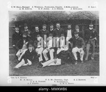 . Inglese: scansione del 1888 nazionale australiano di cricket bancata posteriore (l-r) C W Beal (manager), Affie Jarvis, Jack Worrall, Sammy Jones, Frank Farrand (arbitro), Jack Lione/John Ferris ?, Jack Blackham, John Edwards, C signore. Riga centrale (l-r) Harry Boyle, Charles Turner, Percy McDonnell, Alick Bannerman, George Bonnor. Fila anteriore (l-r) John Ferris Harry Trott . 1896. Foto di E Hawkins di Brighton 11 1888 nazionale australiano di cricket Foto Stock