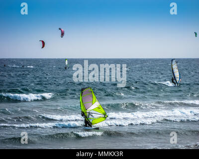 Tenerife, Isole Canarie, Spagna - 22 dicembre 2008: un gruppo di ragazzi fare kitesuifing e windsurf sulle onde dell'Atlantico, a El Medano beach Foto Stock