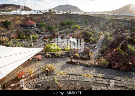 JARDIN DE CACTUS - Il giardino dei cactus, Lanzarote, Isole canarie, Spagna: panoramica del giardino, con un vulcano all'orizzonte. Foto Stock