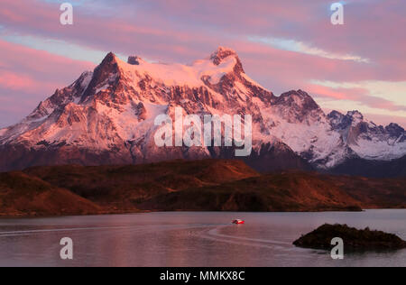 Parco Nazionale di Torres del Paine nella Patagonia cilena. Alba sul lago Pehoe. Foto Stock