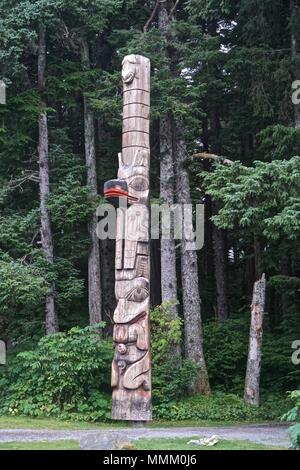 Sitka, Alaska, STATI UNITI D'AMERICA: Totem della nazione Tsinglit sui motivi di Sitka National Historic Park. Foto Stock