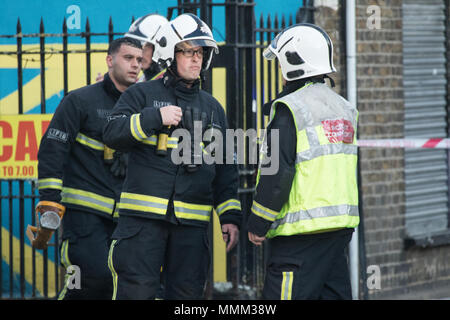 Londra vigili del fuoco che frequentano un incendio nella zona est di Londra. Foto Stock