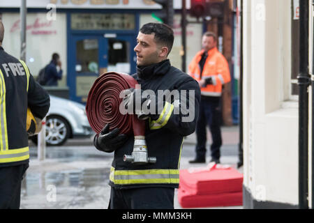 Londra vigili del fuoco che frequentano un incendio nella zona est di Londra. Foto Stock