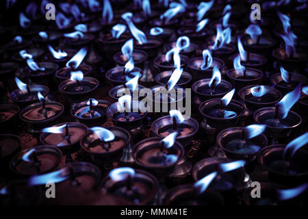 Candele in Swayambhunath temple a Kathmandu in Nepal Foto Stock