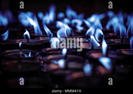 Candele in Swayambhunath temple a Kathmandu in Nepal Foto Stock