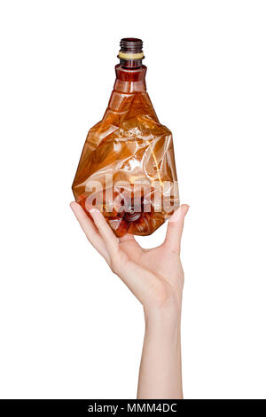 Femmina di mano azienda vuoto schiacciato la bottiglia di plastica isolati su sfondo bianco. Rifiuti riciclabili. Il riutilizzo, il riciclaggio e lo smaltimento dei rifiuti, risorse enviro Foto Stock